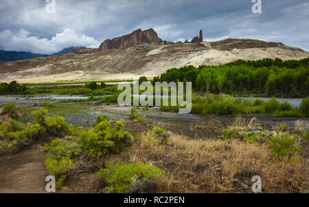 Die karge Landschaft der Prärie mit Blick von Shoshone River und Ausläufern der Rocky Mountains auf einem späten Sommertag in der Nähe von Cody, Wyoming, USA. Stockfoto