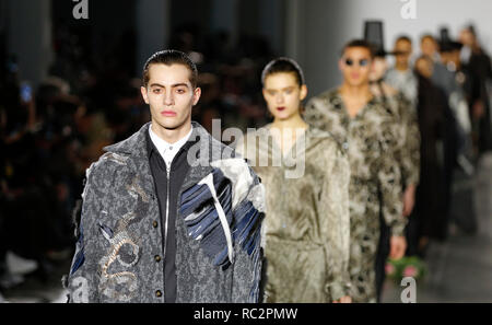 Fashion Catwalk Präsentation auf der London Fashion Week Mens Herbst Winter 2019 von Edward Crutchley Modelle an britische Mode Rat vorgestellt Stockfoto