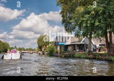 Loenen aan de Vecht, Niederlande - 3. September 2017: Ausflug mit dem Boot auf dem Fluss Vecht in der Nähe des Dorfes Loenen aan de Vecht in den Niederlanden Stockfoto