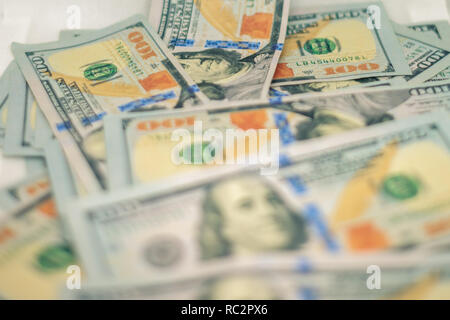 Investieren Sie in Bargeld, einen Stapel von 100 Dollar Banknoten Stockfoto