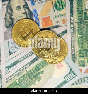 Ein Hundert-euro-Scheine und Bitcoins Stockfoto