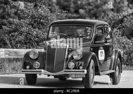 PESARO COLLE SAN BARTOLO, Italien, 17. Mai - 2018: BUICK MASTER 6 COUPé 1928 auf einem alten Rennwagen Rallye Mille Miglia 2018 die berühmten italienischen hist Stockfoto