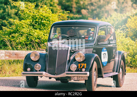 PESARO COLLE SAN BARTOLO, Italien, 17. Mai - 2018: BUICK MASTER 6 COUPé 1928 auf einem alten Rennwagen Rallye Mille Miglia 2018 die berühmten italienischen hist Stockfoto