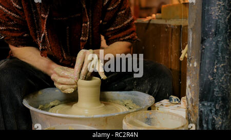 Professionelle männlichen Potter die Becher in Töpferei, Studio. Handgefertigte, Kunst und Handwerk Konzept Stockfoto