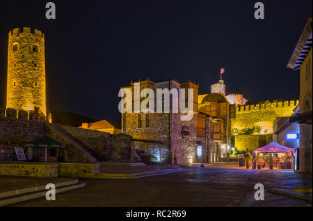 AKHALTSIKHE, Georgien - 25. SEPTEMBER 2018: touristische Einrichtungen, Hotel, Restaurant und Café in Rabati Schloss, beleuchtet am Abend ansehen Stockfoto