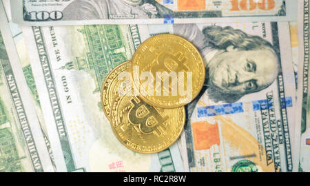 Uns zu einem Hundert-euro-Scheine und Bitcoins Stockfoto
