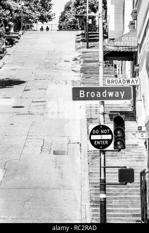 Suchen der steilen Straße und der Peter Macchiarini Schritte am Broadway Junction, North Beach, San Francisco Stockfoto