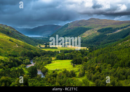 Corrieshalloch Gorge National Nature Reserve mit Fluss durch Weide Tal und Loch Broom in Schottland Stockfoto