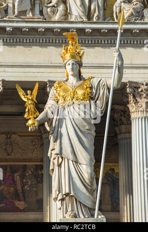 Pallas Athene Statue im österreichischen Parlament, Wien, Österreich. Stockfoto