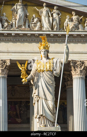 Pallas Athene statue am Parlament, Wien, Österreich. Stockfoto