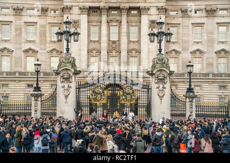 Touristen und Reiter vor dem Buckingham Palace, London, Vereinigtes Königreich Großbritannien, Europa | Touristen vor dem Buckingham Palace, Londo Stockfoto