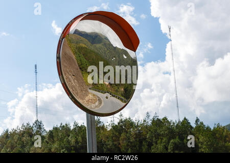 Der Verkehr Kurve Spiegel, Mountain Road Vietnam Stockfoto