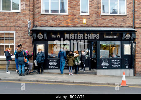 Herr Chips Fisch und Chip nehmen Sie Bridge Street, Whitby England mit einer Warteschlange von Menschen, die darauf warten, Stockfoto