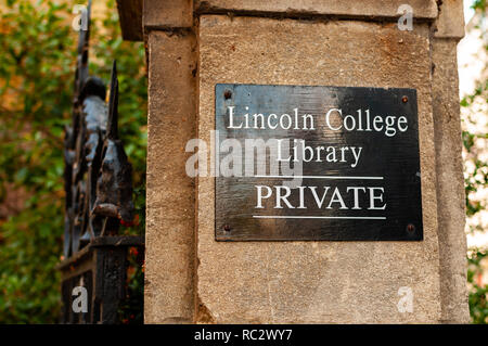 Lincoln College Library Sign mit eigenem unter geschrieben. Oxford, England. Stockfoto