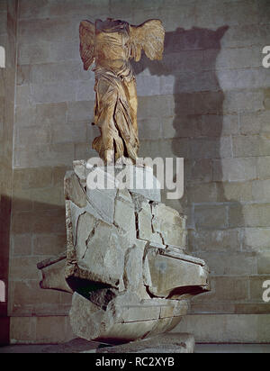 LA VICTORIA DE SAMOTRACIA - 190 AC-ESCULTURA HELENISTICA. Autor: PEONIOS. Lage: MUSEO DEL LOUVRE - ESCULTURAS. Frankreich. Stockfoto