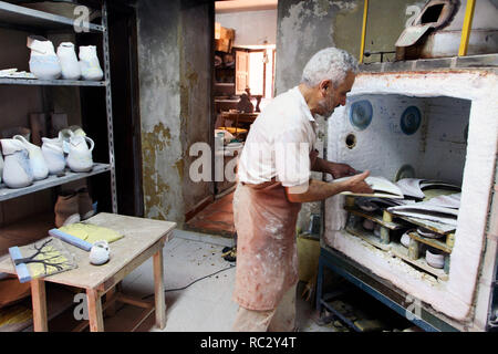 Spanien - Marina Baixa (Kreis) - Autonome Region Valencia - Alicante. Altea la Vella; El Pueblo es famoso por la actividad artística y artesanal; ceramista Eugenio Mira cargando su Horno Stockfoto