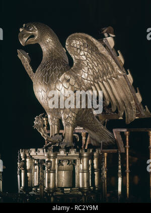 REMATE DEL FACISTOL CON LA FIGURA DEL AGUILA IMPERIAL EN BRONCE PERTENECIENTE AL CORO BAJO DE LA CATEDRAL DE TOLEDO - 1646. Autor: SALINAS VICENTE. Lage: CATEDRAL - CORO BAJO. Toledo. Spanien. Stockfoto