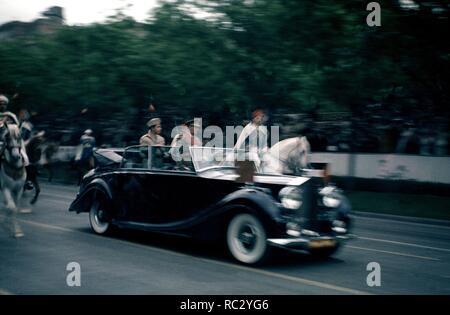 FRANCO EN SU COCHE CON EL Parador De Jarandilla de JORDANIA - Hussein von Jordanien - 1953. Lage: DESFILE MILITAR. MADRID. Stockfoto