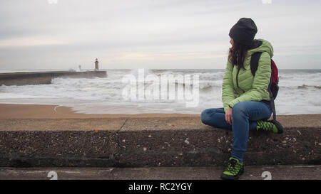 Touristische Mädchen mit Rucksack aufpassen Porto Licht Haus an der Atlantikküste Stockfoto