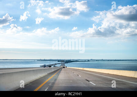 Saint Petersburg, USA - 16.Juni 2018: Fahrt durch die Bob Graham Sunshine Skyway Bridge Stockfoto