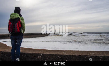 Touristische Mädchen mit Rucksack aufpassen Porto Licht Haus an der Atlantikküste Stockfoto