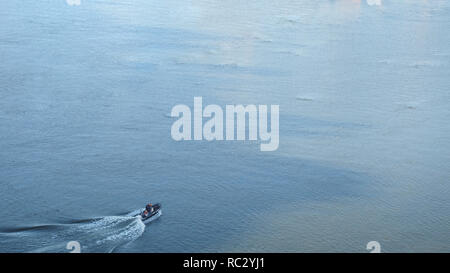 Lonely Motorboot auf dem ruhigen Wasser Stockfoto