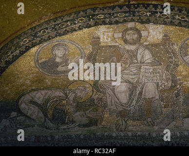 Leo VI. der Weise (866-912). Byzantinische Kaiser. Leo VI kniend vor Christus. Mosaik. Tympanon des Kaiserlichen Tor. Die Hagia Sophia. Istanbul. Die Türkei. Stockfoto