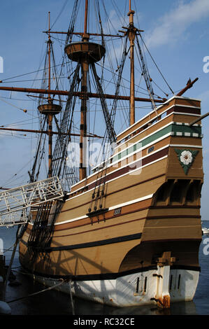 Mayflower II an der Pier. Es ist eine Nachbildung des 17. Jahrhunderts Schiff Mayflower. William Bradford und der Mayflower Pilger landete am 21. Dezember 1620 und die Plymouth Kolonie gegründet. Sie waren die ersten Siedler an der Küste von Massachusetts. Plymouth. Massachusetts. In den Vereinigten Staaten. Stockfoto