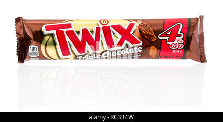 Winneconne, WI - 5. Januar 2019: Ein Paket von twix Triple Chocolate candy Bar auf einem isolierten Hintergrund. Stockfoto