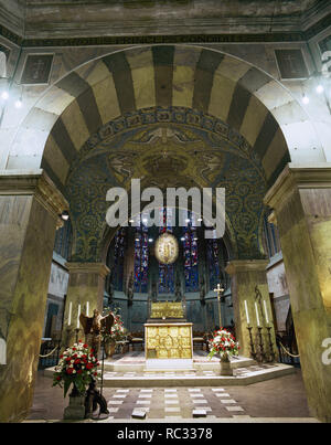 Aachener Dom. Pfalzkapelle. Interieur mit Hauptaltar, wissen Pala d'Oro (1000) und der Schrein der Jungfrau Maria (1238). Deutschland. Stockfoto