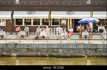 Prag, tschechische Republik - Juli 2018: Menschen sitzen in einem Restaurant am Ufer des Flusses Moldau in Prag. Stockfoto