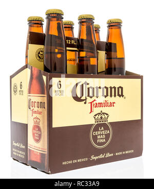 Winneconne, WI - 10 Januar 2019: ein Six Pack von Corona Famliar Bier aus Mexiko auf einem isolierten Hintergrund. Stockfoto