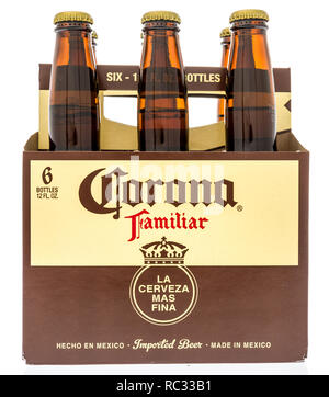 Winneconne, WI - 10 Januar 2019: ein Six Pack von Corona Famliar Bier aus Mexiko auf einem isolierten Hintergrund. Stockfoto