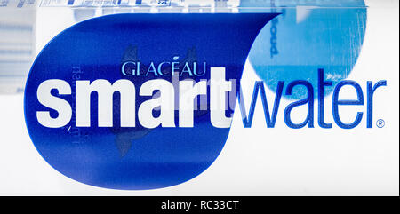 Winneconne, WI - 10 Januar 2019: Schließen Sie herauf Bild von Smart Wasserflasche auf einem isolierten Hintergrund. Stockfoto