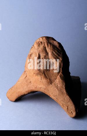 Antefixes aus Ton mit Fliesen teil, Weiblicher Kopf mit langem gewelltem Haar. Höhe 7, 9 cm Breite: 6 cm. (1) CE-Römischen Periode von der 'Fish House' - Archäologische Stätte von complutum in Alcalá de Henares (Madrid). Spanien. Stockfoto