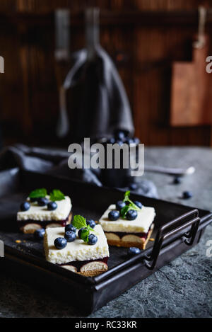 Köstliche Kuchen mit Schicht von Schwamm Kekse, blueberry Jelly, und Schlagsahne Stockfoto