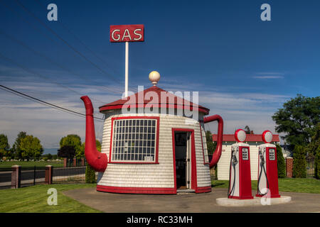 Eine alte Tankstelle, die gebaut wurde, um wie eine Teekanne. Jetzt als ein Besucherzentrum in Zilla Washington verwendet. Stockfoto