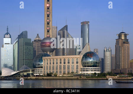 China. Shanghai. Pudong New Area mit dem Oriental Pearl Tower. Stockfoto