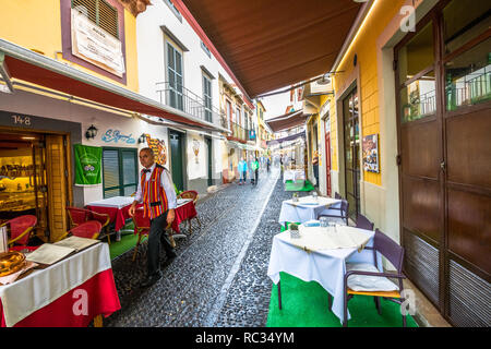 Leere Tische entlang der Rue De Santa Maria, Funchal, Madeira. Stockfoto