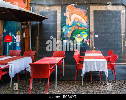 Leere Tische entlang der Rue De Santa Maria, Funchal, Madeira. Stockfoto