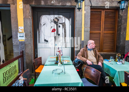 Leere Tische entlang der Rue De Santa Maria, Funchal, Madeira. Stockfoto