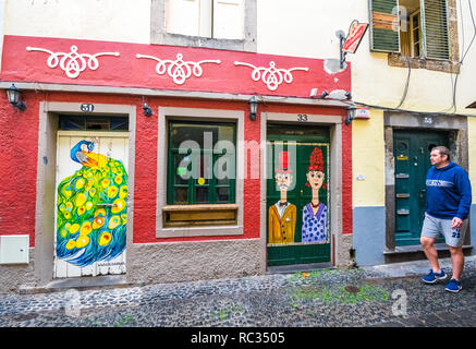 Lackierte Türen entlang der Rue De Santa Maria, Funchal, Madeira Stockfoto