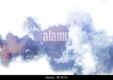 Lila und violett Rauch auf weißem Hintergrund Stockfoto