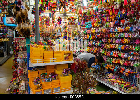 Chatuchak Markt verkauft, viele verschiedene Arten von Waren, einschließlich Pflanzen, Antiquitäten, Unterhaltungselektronik, Kosmetik, Haustiere, Nahrung und Getränke, frische und dr Stockfoto