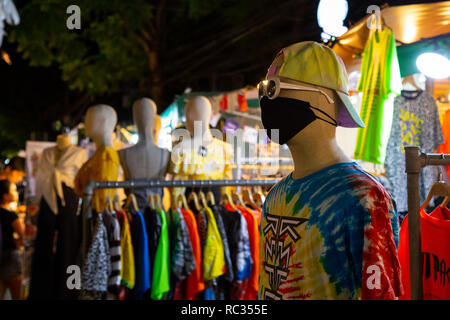 Chatuchak Markt verkauft, viele verschiedene Arten von Waren, einschließlich Pflanzen, Antiquitäten, Unterhaltungselektronik, Kosmetik, Haustiere, Nahrung und Getränke, frische und dr Stockfoto