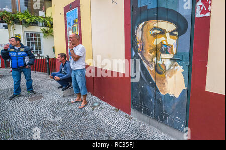 Lackierte Türen entlang der Rue De Santa Maria, Funchal, Madeira Stockfoto