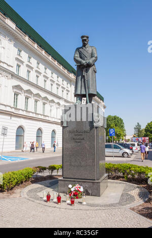 Warschau, Polen - Mai 3,2018: Jozef Pilsudski Monument am Pilsudski-Platz im Zentrum von Warschau, Polen. Das Denkmal wurde von Tadeusz Lodzia konzipiert Stockfoto