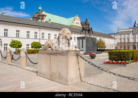 Warschau, Polen - 5. Mai 2018: Skulptur des Löwen (1821) von Camillo Laudini und die Statue von Fürst Józef Antoni Poniatowski vor dem Präsidentenpalast Stockfoto