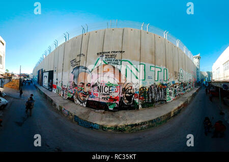 Panorama: Graffity-Portrait von Benjamin Netanjahu in Mauer, Grenzanlage, Israelische Sperranlage, Bethlehem, Westbank/Westjordanland, Palaestinensi Stockfoto