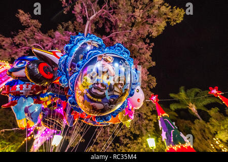 Kinder Luftballons mit Disney Charakter auf, die Ihnen bei einem open air Weihnachtsmarkt gedruckt. Stockfoto